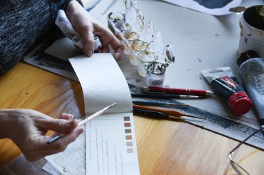 Akrilik renkleri karıştıran eller. Kirli boya tüpleri. Boya fırçalarını kapat. Boş kopyalama alanı