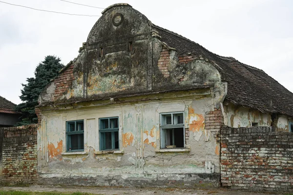 Velho Rústico Executar Casa Abandonada Com Bela Textura Janelas Madeira — Fotografia de Stock