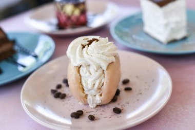 Lezzetli çöl ve dondurma. Kızlar ve erkekler çölleri ellerinde tutuyorlar. Tabaklarda lezzetli tatlılar.
