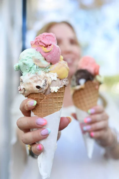 Вкусные Десерты Мороженое Девочки Мальчики Держат Пустыни Вкусные Украшенные Пустыни — стоковое фото
