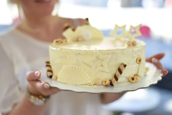 Desertos Saborosos Gelado Garotas Garotos Segurando Desertos Deliciosos Desertos Decorados — Fotografia de Stock