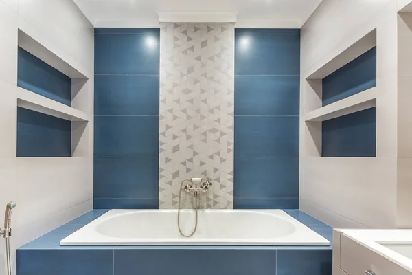Modern Design Bathroom Decorated Light Gray Blue Tiles Built Shelves — стоковое фото