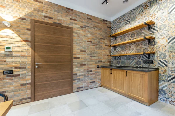 Design Dining Room Large Brown Entrance Door Decorated Walls Brick — Fotografia de Stock