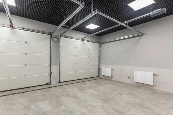 Garage Moderne Pour Deux Places Avec Portes Automatiques Avec Carreaux Images De Stock Libres De Droits