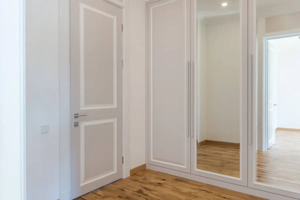 Bright Corridor House Door Mirrored Built Wardrobe — Stockfoto