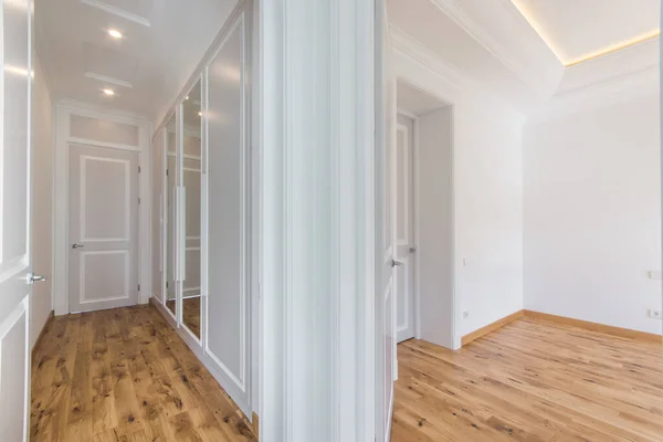 Bright Corridor Brown Laminate Floor Built Mirrored Wardrobe Many Doors — Stockfoto