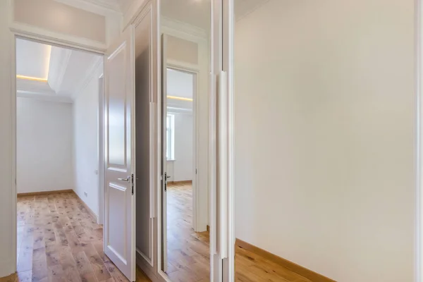 Corridor Pastel Colors Brown Laminate Floor Mirrored Wardrobe — Stockfoto