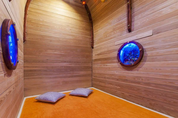 Sebuah Ruang Relaksasi Hotel Dengan Dinding Kayu Dan Jendela Jendela — Stok Foto