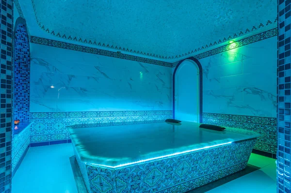 Ein Luxuriöses Türkisches Bad Blautönen Mit Gewölbten Öffnungen Mit Mosaikfliesen — Stockfoto