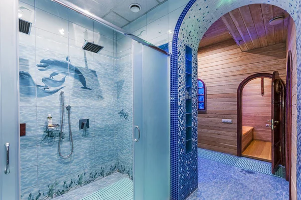 Die Duschkabine Des Wellnesshotels Dekoriert Mit Blauen Fliesen Mit Maritimen — Stockfoto