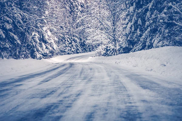 Gyönyörű kilátás nyílik a vidéki út télen — Stock Fotó