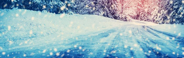 Panoramautsikt över den vackra landsvägen på vintern — Stockfoto