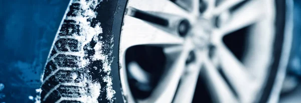 Closeup άποψη του τροχού των αυτοκινήτων που καλύπτονται με χιόνι — Φωτογραφία Αρχείου