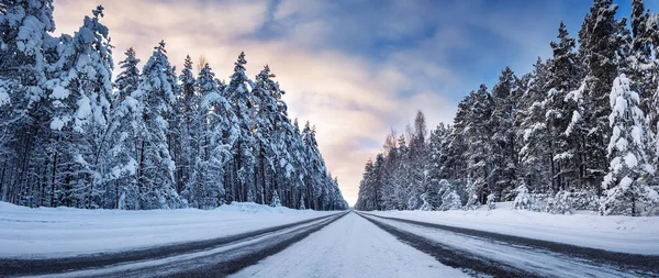 Vista panorámica de la hermosa carretera rural en invierno —  Fotos de Stock