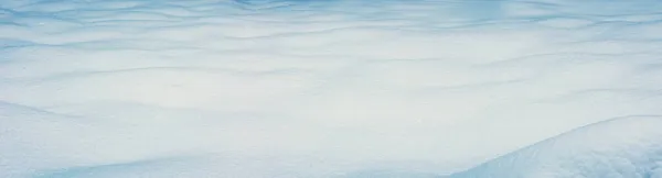 Panoramautsikt över det klara vinkade snöfältet på vintern. — Stockfoto