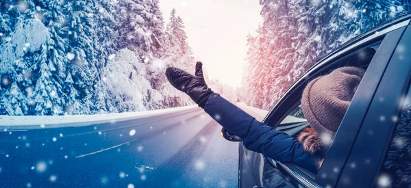 Femme heureuse dans la voiture sur le fond neigeux. — Photo