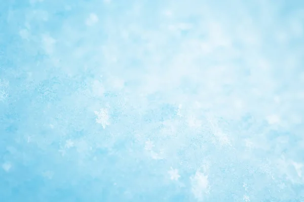 Snöig bakgrund med närbild av kristallen snöflingor — Stockfoto