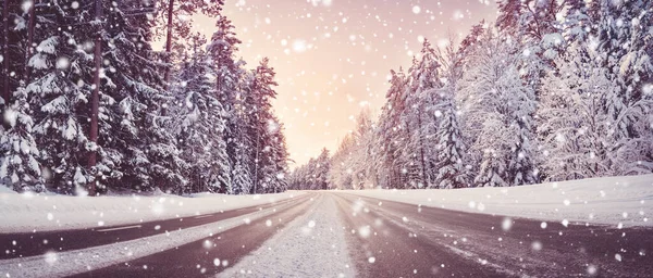 Blick auf die schöne Landstraße im Winter bei Schneefall. — Stockfoto