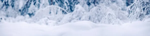 Snöig bakgrund med närbild av vågiga snödrivor — Stockfoto