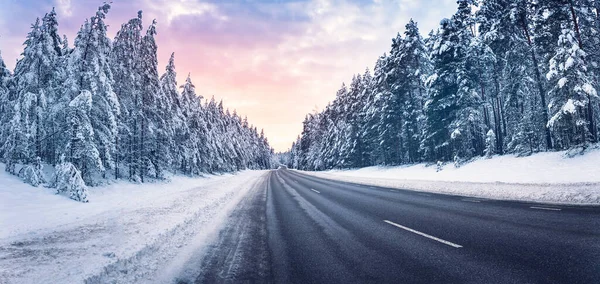 Gyönyörű kilátás a havas kanyarban országút télen — Stock Fotó
