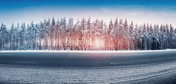 Panoramiczny widok na piękną wiejską drogę w zimie. — Zdjęcie stockowe