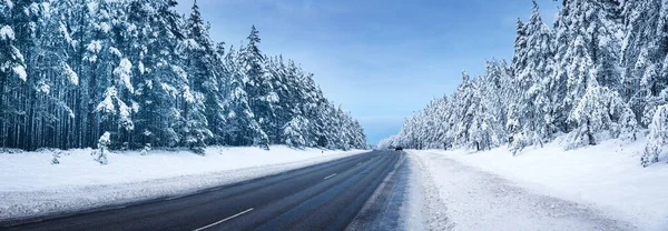 Panorámás kilátás a gyönyörű vidéki útra télen — Stock Fotó