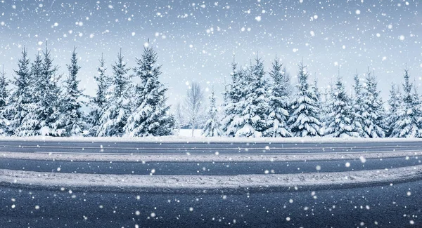 Panoramic view of the beautiful country road in winter in snowfall. — Stock Photo, Image