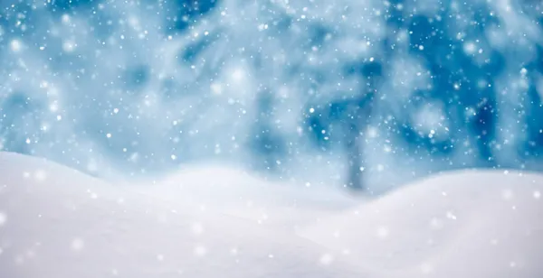 Snöig bakgrund med närbild av vågiga snödrivor i snöfall. — Stockfoto