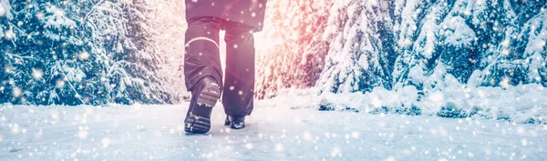 Einsame Frau läuft bei Schneefall im Winterwald — Stockfoto