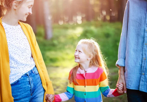 Lycklig familj på sommaren i naturparken — Stockfoto