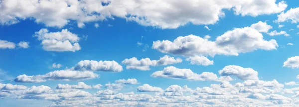 Modrá Obloha Jemnými Bílými Mraky Slunečného Dne Panoramatický Výhled Krásnou — Stock fotografie