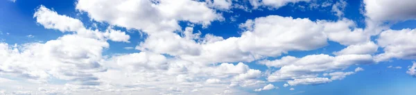 Cielo Blu Con Morbide Nuvole Bianche Nella Giornata Sole Vista — Foto Stock