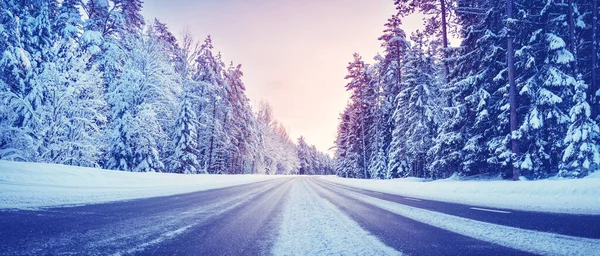 Панорамний вид на красиву заміську дорогу взимку — стокове фото