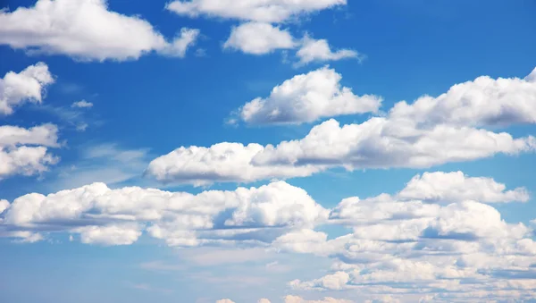 Modrá obloha s měkkými bílými mraky za slunečného dne — Stock fotografie