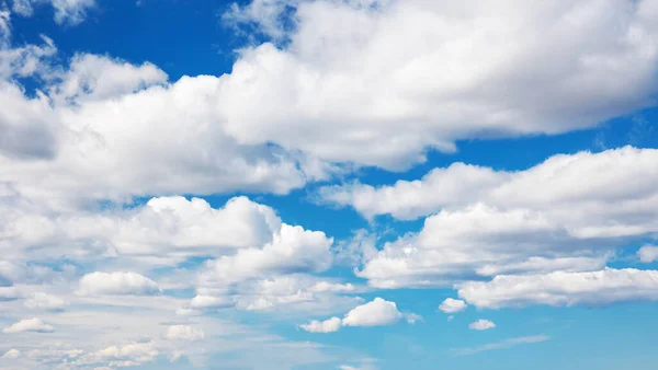 Modrá obloha s měkkými bílými mraky za slunečného dne — Stock fotografie