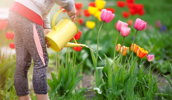 Niños regando flores en el jardín en primavera —  Fotos de Stock