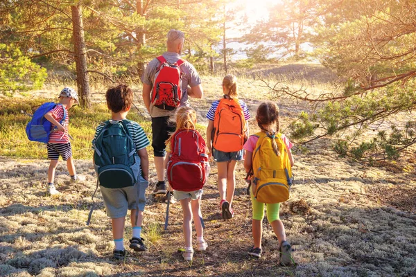 Groupof the people with backpacks on the nature near the sea. — Stock Photo, Image