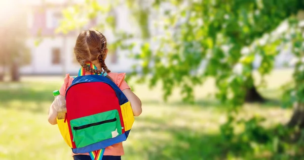 Meisje gaat studeren op de basisschool — Stockfoto