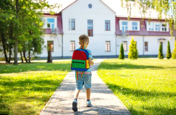 Хлопчик збирається вчитися в початковій школі вперше . — стокове фото