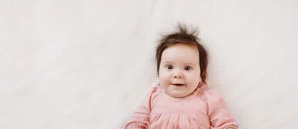 Cute little baby leżące na białym kocu. — Zdjęcie stockowe