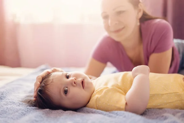 Ευτυχισμένη μητέρα με χαριτωμένο μωρό στην κρεβατοκάμαρα. — Φωτογραφία Αρχείου