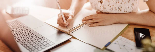 Женщина пишет в блокноте в офисе — стоковое фото