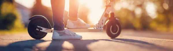 Vrouw rijden op scooter op asfalt weg in de zomer — Stockfoto