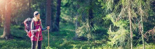 Jovem mulher caminhando e acampar na natureza — Fotografia de Stock