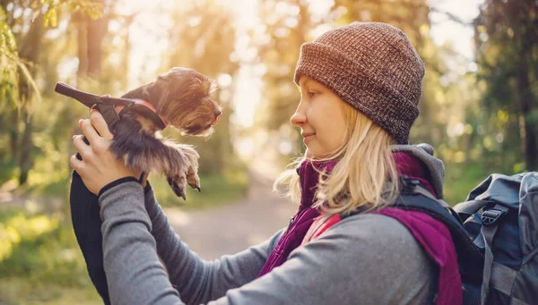 Mujer joven con perro en la naturaleza en el bosque — Foto de Stock