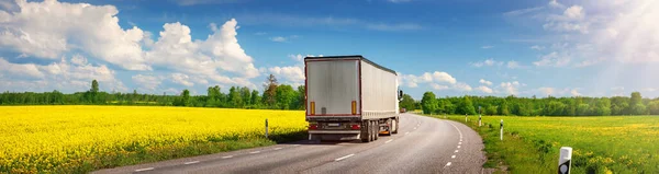 Lkw Fahren Sonnigen Frühlingstagen Auf Der Asphaltierten Landstraße Konzept Des — Stockfoto