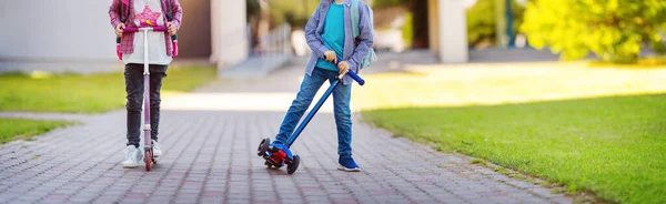 Ragazza Ragazzo Cavallo Scooter Scuola Concetto Ritorno Scuola Amicizia — Foto Stock