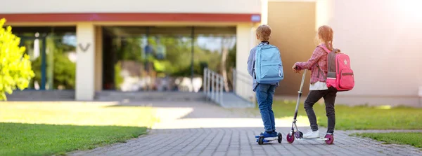 Fată Băiat Echitatie Scutere Școală Pentru Studia Conceptul Întoarcere Școală — Fotografie, imagine de stoc