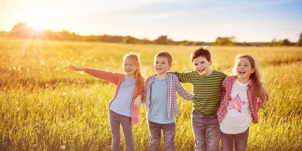 Group Children Standing Sunset Summer Field Concept Freedom Happiness Friendship — Stockfoto