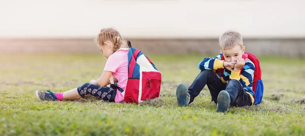 Хлопчик Дівчинка Сваряться Сидять Траві Шкільному Подвір Назад Концепція Дружби — стокове фото